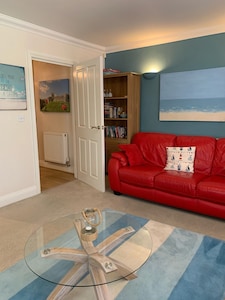 Lovely family-friendly 3 bed/2 bath apartment, free parking and close to beaches