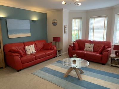 Lovely family-friendly 3 bed/2 bath apartment, free parking and close to beaches
