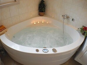 Wellnessbad mit Whirlpool....