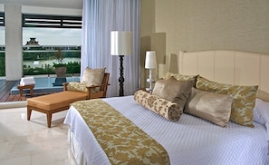 Master bedroom with patio & Plung pool access