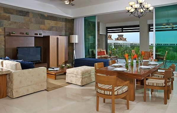 Living room & dining area 