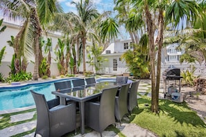 Poolside Dining Area, Outdoor Grill