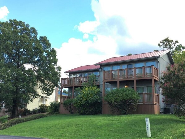 These balconies face the lake view