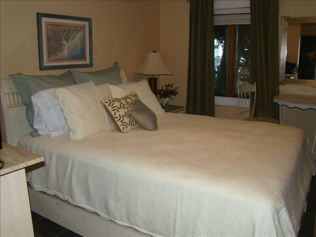 Lovely Efficiency Suite for 2 in Resort Area of Virginia Beach