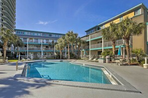 Community Amenities | Outdoor Pool