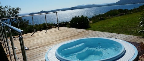le nouveau spa à débordement avec vue sur la Baie de Pinarello