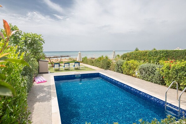 Villa GV13, Stunning 3BDR Seafront Ayia Thekla Villa