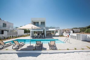 Spacious garden with barbecue, seating area, sun loungers and private pool