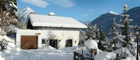 Unser Ferienhaus in Alvaneu, Schweiz, im Winterzauber,
in  Sonne und Schnee