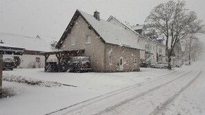 VORDERANSICHT IM SCHNEE