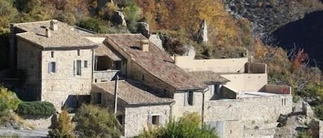 le 'ET' à gauche, le 'LA' à droite avec la piscine