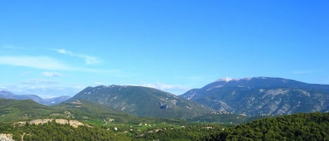 Vue de la terrasse en été...le Mont Ventoux, les Baronnies. 