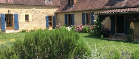 Maison périgourdine authentique avec confort moderne. 