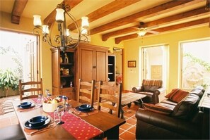 Relaxing sunlit grand room 42 ' TV , dining room ,doors open to 3 garden areas