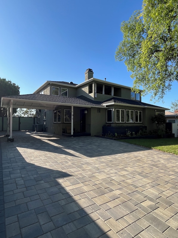 Burbank Beauty 3br2ba; Pool/Spa; Steamrm; Yes...Kids/Pets; 10Ksq.ft. lot.