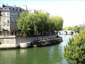 Ile saint louis, the same quai as the apartment