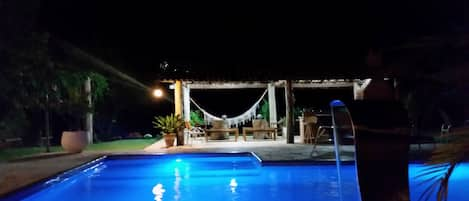 Área de Lazer. Churrasqueira e piscina com luz de led.