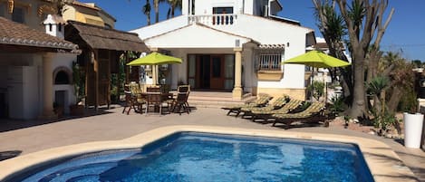 Villa Margarita has heated pool, air con, wifi, outdoor kitchen, BBQ