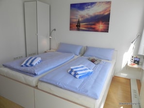 Schlafzimmer mit 2 Einzelbetten (90x200cm) auch als Doppelbett stellbar.