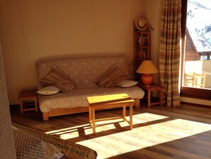 le salon ensoleillé