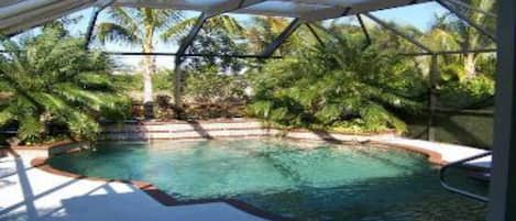 Large privet, heated pool with three waterfalls, fully furnish lanai, BBQ