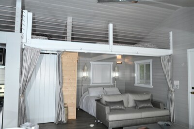 All new Dazzling waterfront cabin with boats! 150’ beachfront