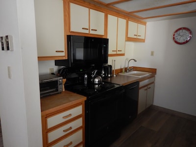 VIEWS-Newly remodeled 2 bedroom plus condo with two baths- AVAILABLE 12/23-26