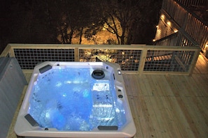 Nightly Lake views from the hot tub are beautiful & very relaxing!