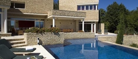 Villa Manon: Pool and House View