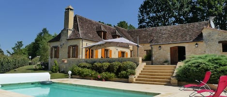 Jolie Ferme ancienne, en pierre, restaurée avec piscine et vue sur la vallée.