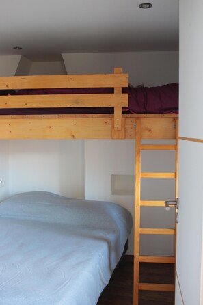 2nd Bedroom : Double bed + single bed mezzanine