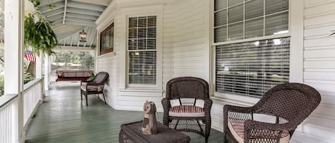 Front Porch / Settee