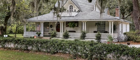 Gorgeous circa 1875 Plantation House (in city)