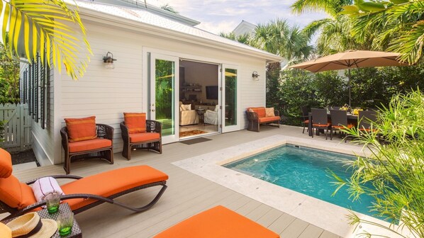 Layover in Paradise has a first class private pool and outdoor living area...