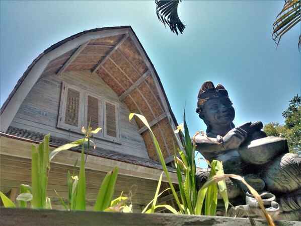 the Balinese " lumbung " house