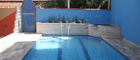 Linda piscina com 2 cascatas e jacuzzi com hidromassagem