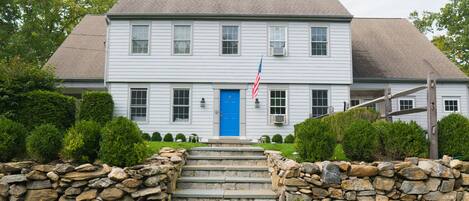 Moosehorn High Ceiling Colonial, Best Neighborhood - Actors, Writers, Artists 