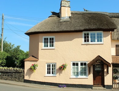 Crown Cottage is a picture postcard thatched, self catering holiday cottage 