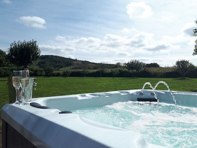 Large Luxury  5* House, with hot tub, 2 mins 2 pub, BBQ, Badminton, Splash pool.