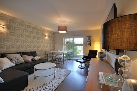Lounge & Dining Area With Stream Tv