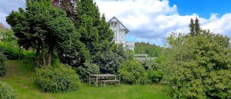 Sitzmöglichkeit im östlichen Garten