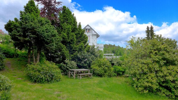 Sitzmöglichkeit im östlichen Garten