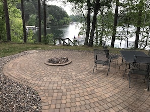 Bonfires, family dinners with picture perfect lake view
