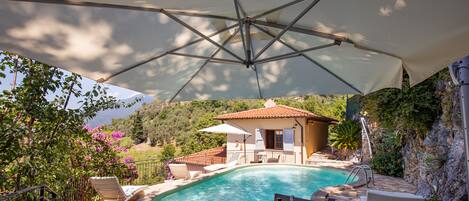  swimming pool  overlooking sea 
piscina  vista mare 