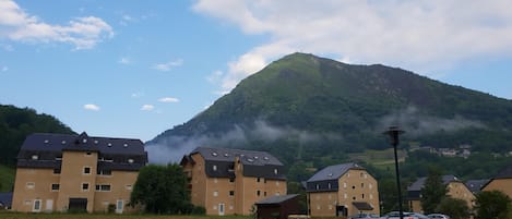 Du coin salon vue sur le Pic de lumière  Pla D'Adet 