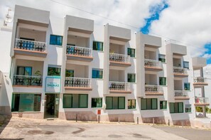 Vista frontal de la propiedad