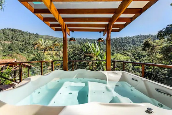 Outdoor spa tub