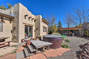 With a hot tub, beds for 6, and original artwork, 'Casa de la Cruz' is 5-star.