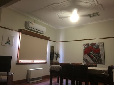 Trippypossums House- 3 bedrooms , Free WIFI, Close to city centre