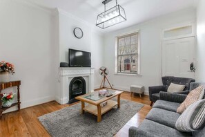 Living room
With comfortable sofa,tv
